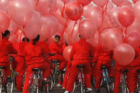 Schoolchildren release balloons to hail 2008 Olympic Games