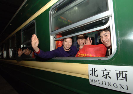 First train sends migrant workers home for Lunar New Year