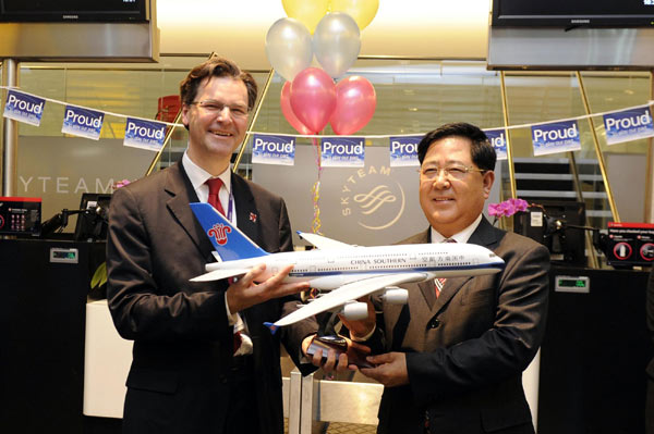 China Southern Airlines has opened an air route from South China's Guangzhou city to London, with its maiden flight arriving in London on Wednesday. China Southern Airlines opens direct flight from Guangzhou to London