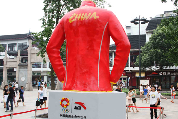 Sculptures for Chinese Olympians to wear on the London Olympics podium, towering 3.1 meters and stretching 2.86 meters, were displayed in main Chinese cities in early July to cheer for the Chinese delegation. Olympic uniform sculpture unveiled across China