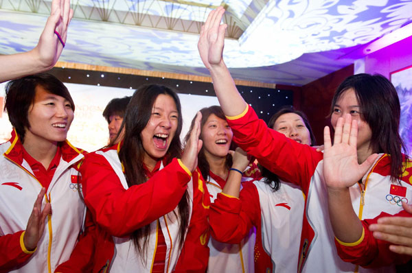 Tianjin Sports Bureau held a ceremony for the water polo team that has been training in the municipality. The team, with 13 athletes, will leave for the London Olympics on July 24. Women's polo team depart for Olympics