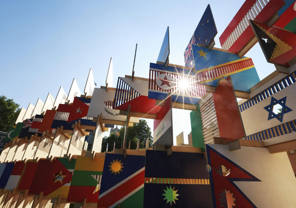 The 2012 London Summer Olympics will start soon, let's take a look at what people in London are doing now. Olympic atmosphere in London ahead of Games opening