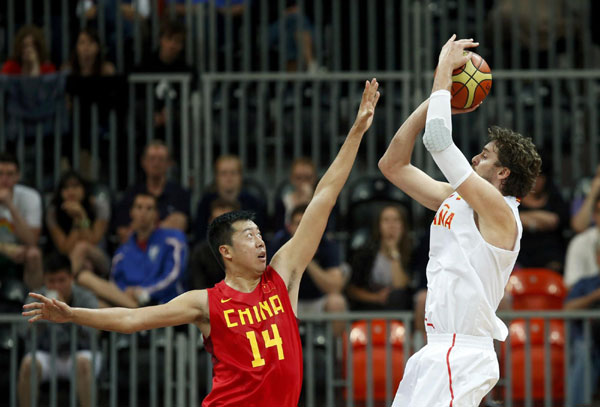 Yi Jianlian scored 30 points and grabbed 12 rebounds in his first match of the London Olympic Games but China still lost 97-81 to European champions Spain here on Sunday, while defending champions the United States had a dominant but not dreamy start. Yi shines in China's 97-81 loss to Spain