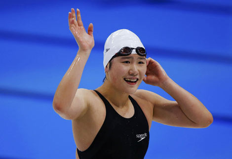 China's Ye Shiwen waves after winning gold in the women's 400m individual medley final at the London 2012 Olympic Games at the Aquatics Center, July 28, 2012. Olympic preview on Day Four: Women vie to continue China gold rush