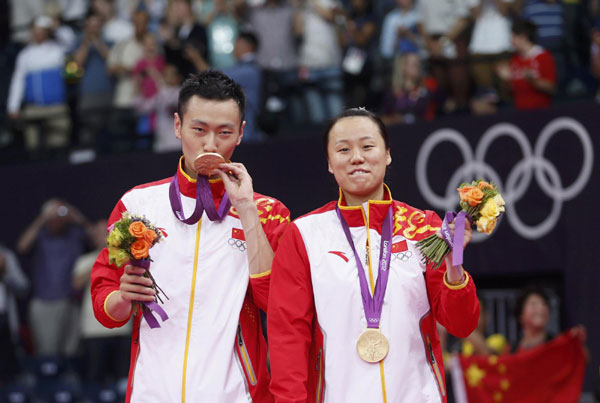 American swimmer Michael Phelps won the men's 100m butterfly on Friday for his 17th Olympic gold and 21st medal overall, as the United States overtook China on the top of the medals table thanks to a gold rush in the pool. Phelps wins 21st medal as US overtakes China