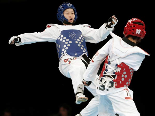 China's Wu Jingyu (L) fights against Spain's Brigitte Yague Enrique during their women's -49kg gold medal taekwondo match during the London 2012 Olympic Games at the ExCeL arena August 8, 2012. Wu beats Enrique to defend title