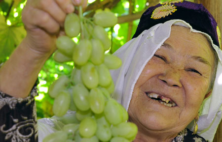 People live better life in Xinjiang