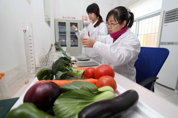 Food inspectors check the quality of produce from a market in Weifang, Shandong province, in December. Premier Li Keqiang vowed on Sunday the government will take measures to ensure safe drinking water and food. Zhang Chi / for China Daily Promise of iron fist against pollution