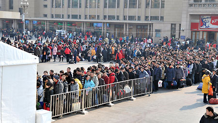 China embraces post-holiday travel rush