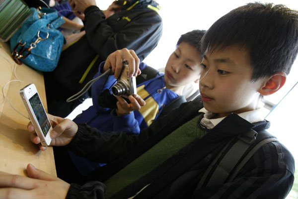 White iPhone 4 flies off shelves in China