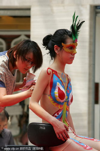 Body painting attracts shoppers