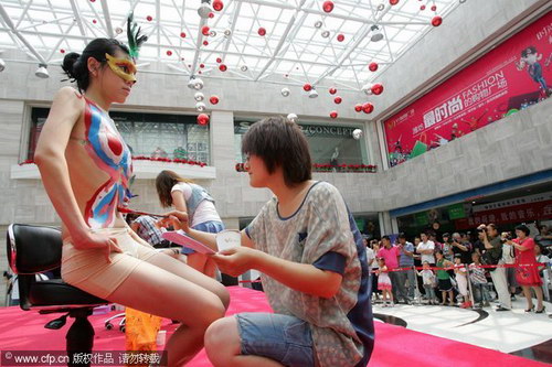Body painting attracts shoppers
