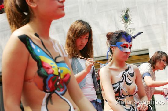 Body painting attracts shoppers