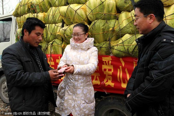 Cabbage purchasing team helps farmers with predicament
