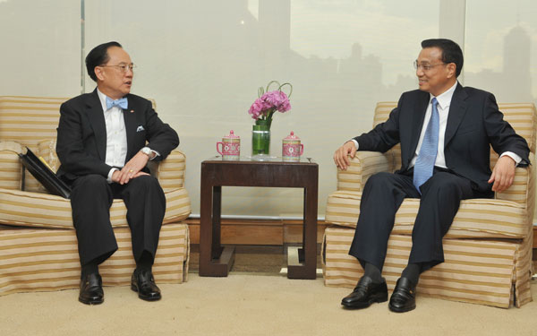 The Vice-Premier of the State Council, Mr Li Keqiang, meets the Chief Executive, Mr Donald Tsang, at Mr Li's hotel. New policies to strengthen mainland-HK ties: Vice-Premier