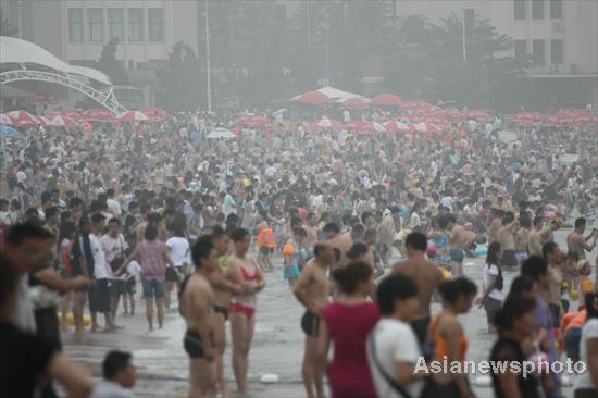 People flock to beach to avoid summer heat