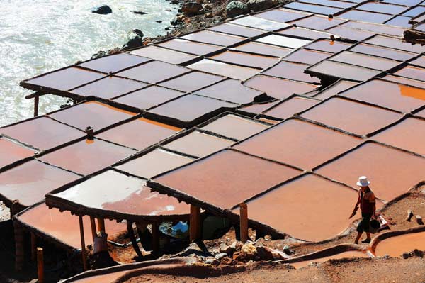 Tourists drawn to salt pans in Tibet
