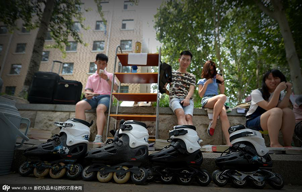 Flea markets boom during graduation season