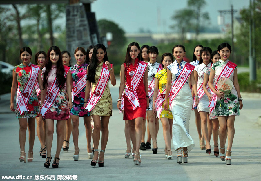 Tourism angels wolf down crayfish in competition