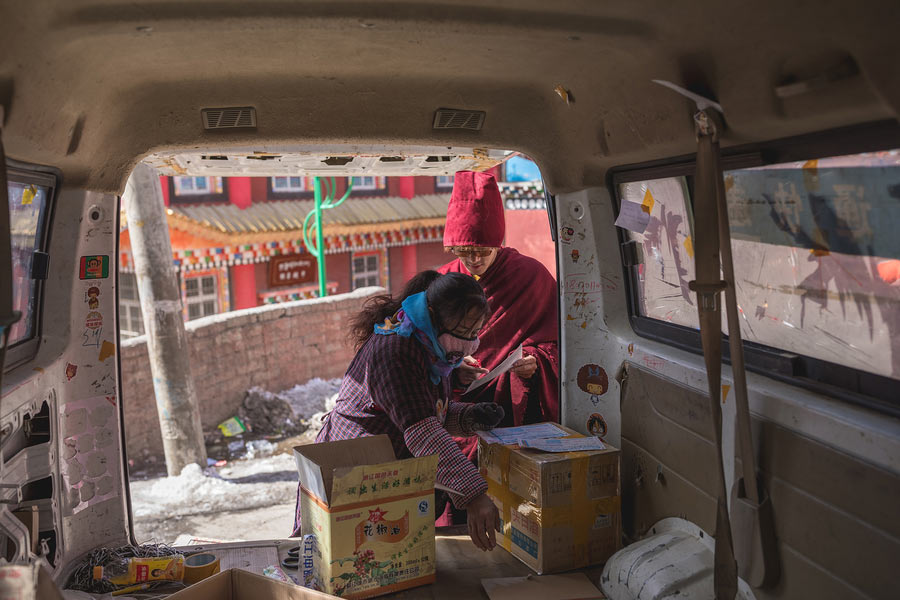 Lama living on plateau keen on online shopping