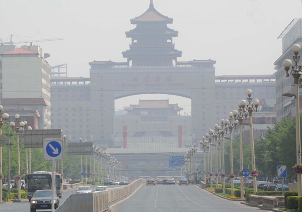 The Beijing West Railway Station is enveloped in heavy smog, May 6, 2013. Beijing expatriates caught in a smoggy dilemma