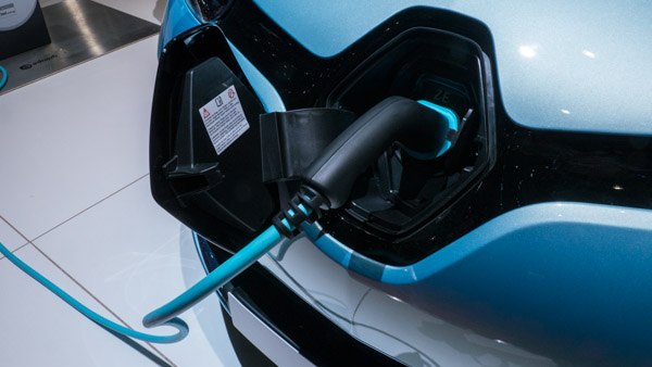 Lack of charging devices deter electric car buyers
