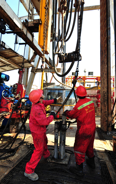 Workers man an oil drill at the Dagang oilfield in Tianjin. A study has found that China will consume 590 million metric tons of petroleum in 2020 and about 690 million tons by 2030. LIU HAIFENG / XINHUA Slowdown seen in petroleum use