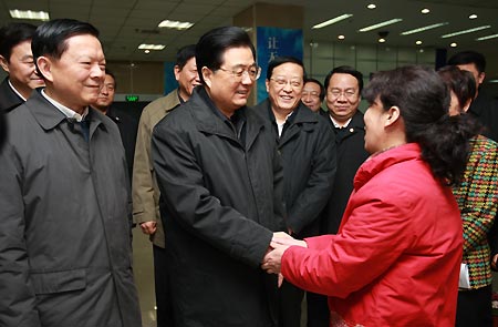 Hu calls for maintaining stable economic growth
