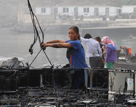 Villagers manage to rid sea of oil spill