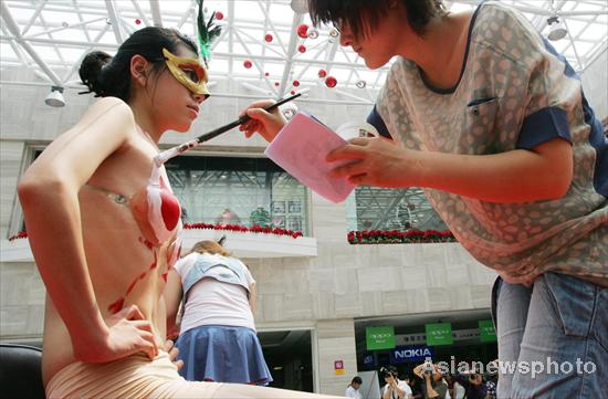 Body painting attracts shoppers