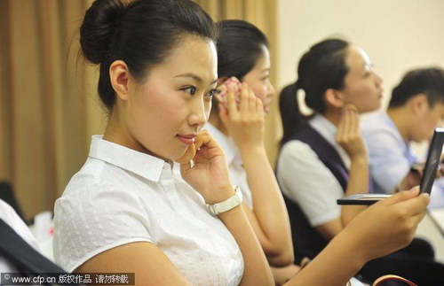 1,000 compete for flight attendant jobs