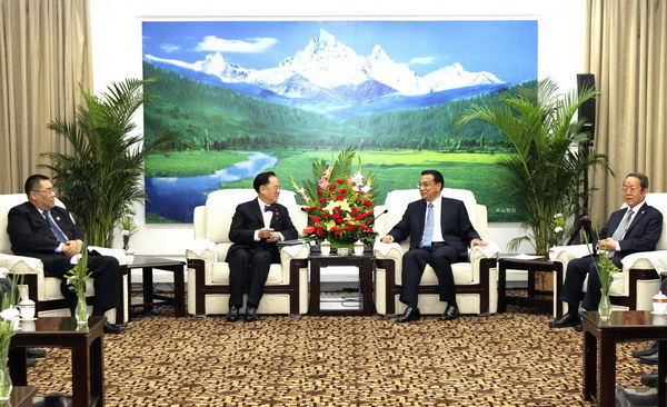 HK, Macao urged to prevent economic risks