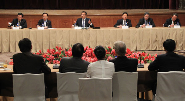 Li meets Hong Kong businesspeople, professionals
