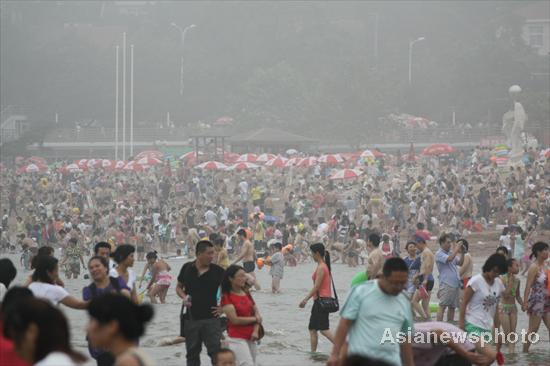 People flock to beach to avoid summer heat