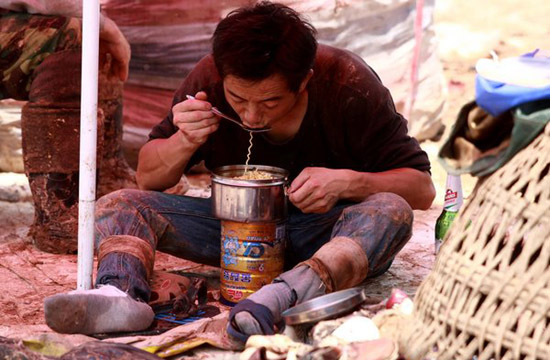 Landfill in Xi'an attracts treasure hunters