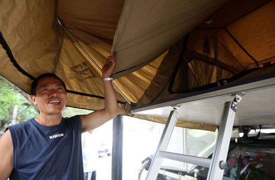 Filial son builds 'RV' to travel around China
