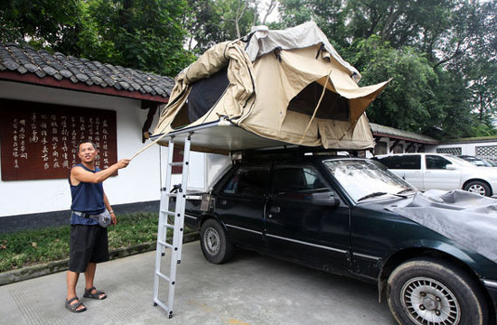 Filial son builds 'RV' to travel around China