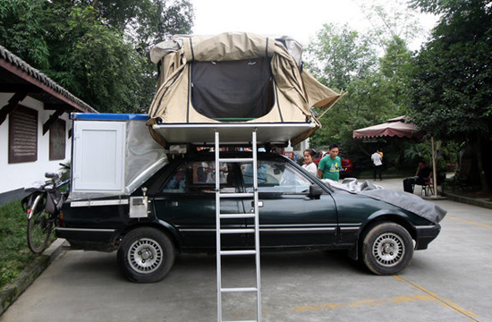 Filial son builds 'RV' to travel around China