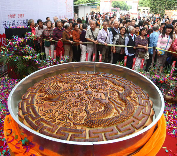 300kg moon cake appears at Chongqing food expo