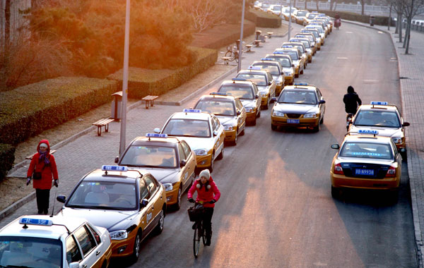 Many taxis are parked near Binhe Road in Beijing's Deshengmen area. Han Haidan / For China Daily Beijing cabbies fear loss of business