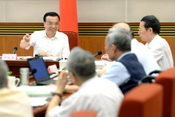Premier Li Keqiang (L) presides over a meeting with academicians and experts from the Chinese Academy of Sciences (CAS) and the Chinese Academy of Engineering (CAE) on the country's urbanization in Beijing, Aug 30, 2013. Premier calls for new urbanization strategies
