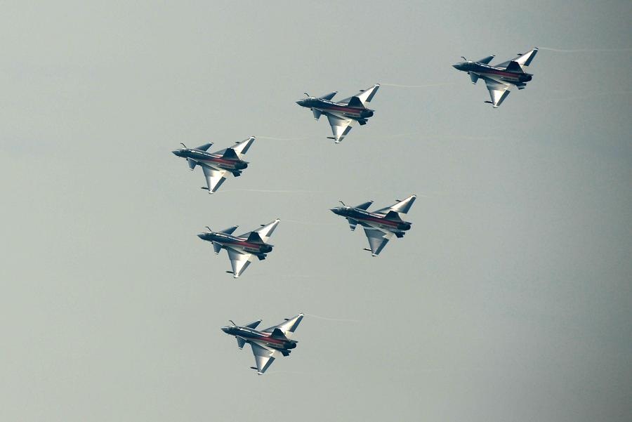 Aerial acrobats perform at China Airshow