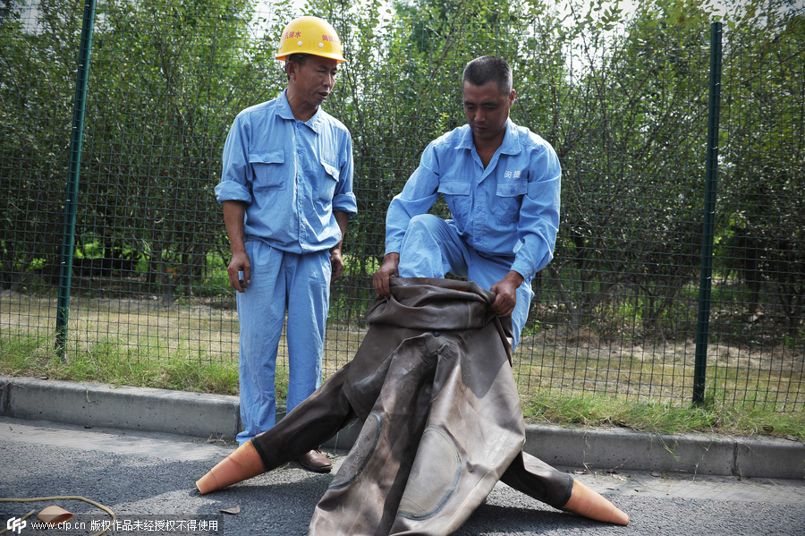 'Frogmen' dredge pipelines in Shanghai