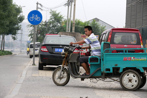 Disorderly parking on the sidewalk is a common problem in big cities, especially Beijing and Shanghai. Feng Yongbin / China Daily Construction of parking lots still in slow lane