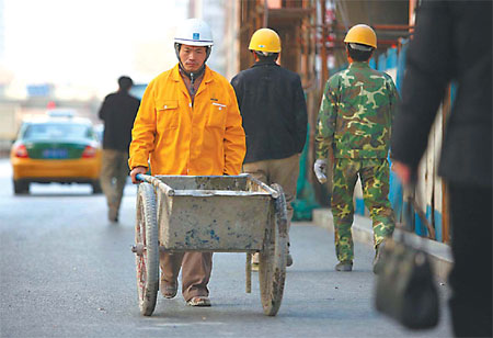 Trade unions help migrant workers survive crisis