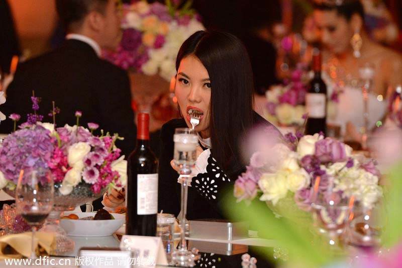 Celebrity photos reveal food enjoyment