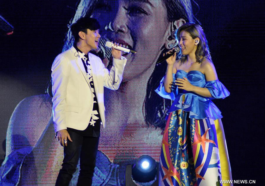 JJ Lin performs with Jess Lee at concert