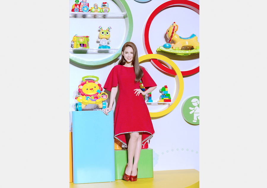 Hannah Quinlivan presents in Shanghai