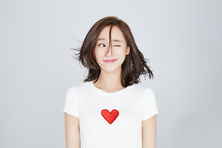 Newcomer Wang Zhi poses for photos