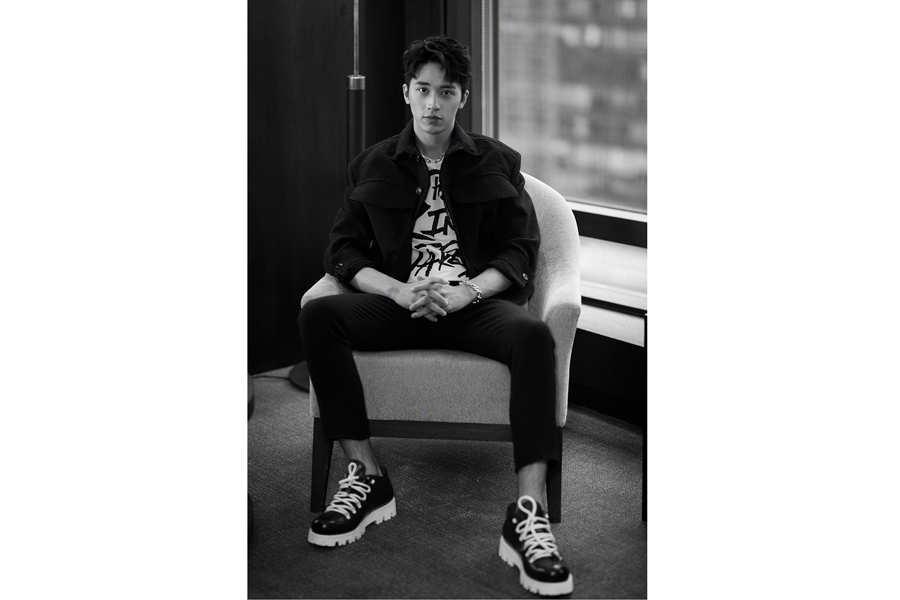 Actor Xu Weizhou releases fashion photos